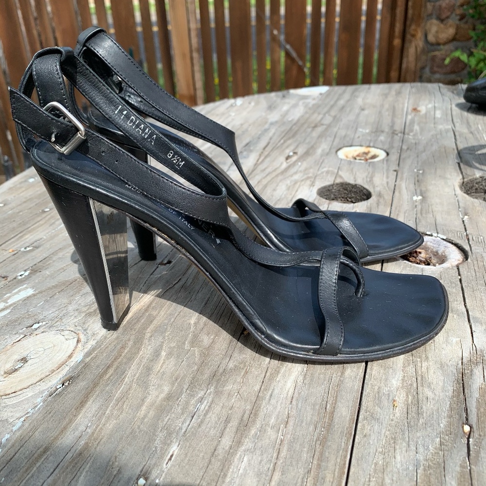 LIQUIDATION SALE! Donald J. Pliner T-Strap Black Leather Sandals